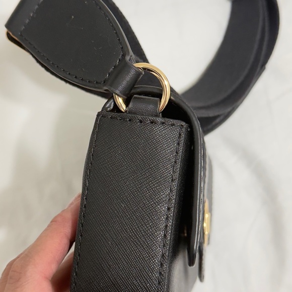 Michael Kors Elegant Black Crossbody with Gold Accents - Picture 2 of 8